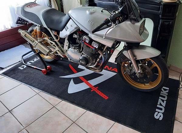 Motorcycle Accessories Custom Logo Workshop Floor Mat SUZUKI Motorcycle Bike Garage Pit Mat With Katana Design